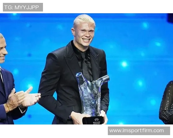 哈兰德与传奇前锋莱因克尔希勒同框合影展现神锋风采